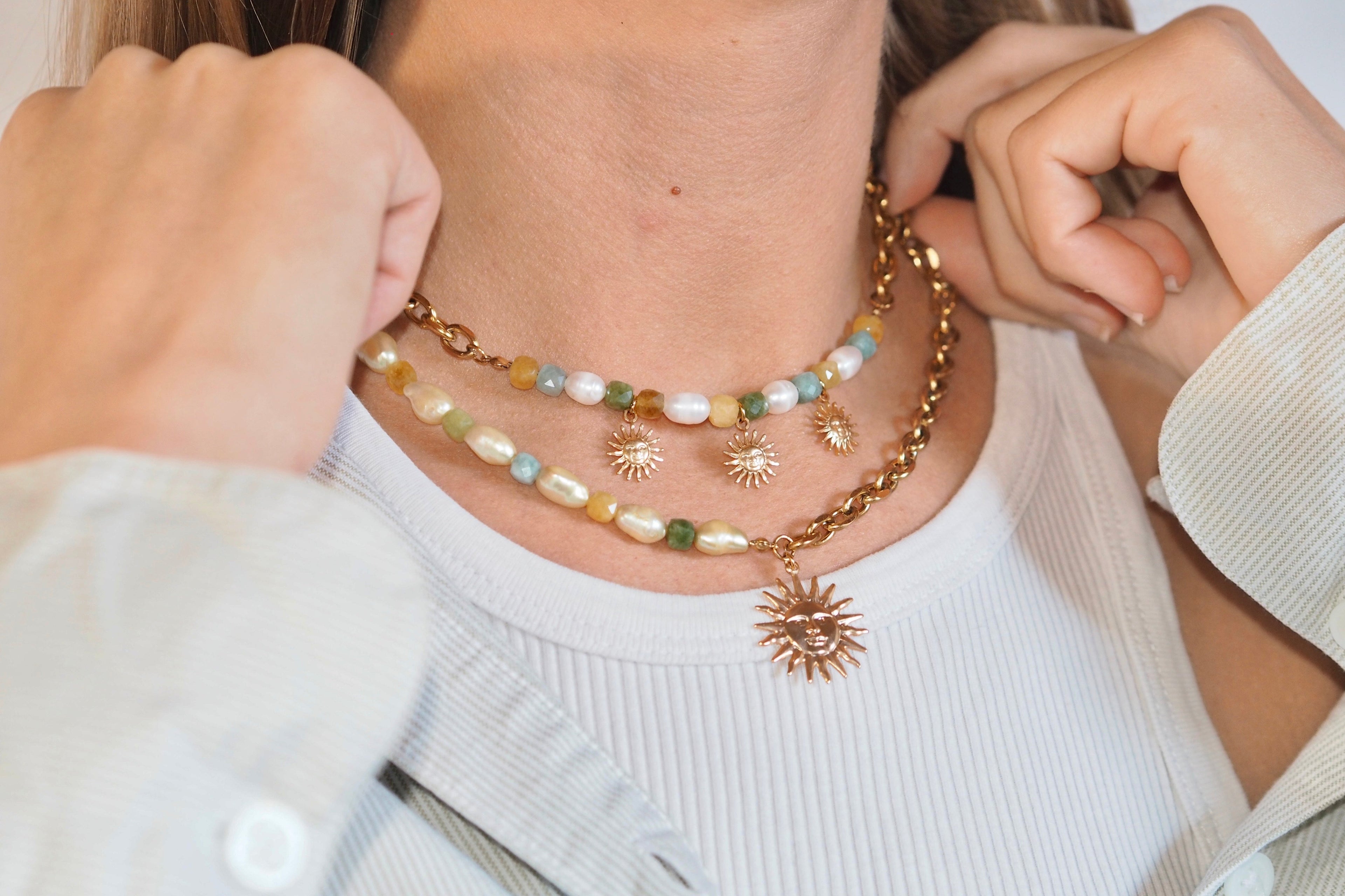 Collier fantaisie fait main porté par une modèle