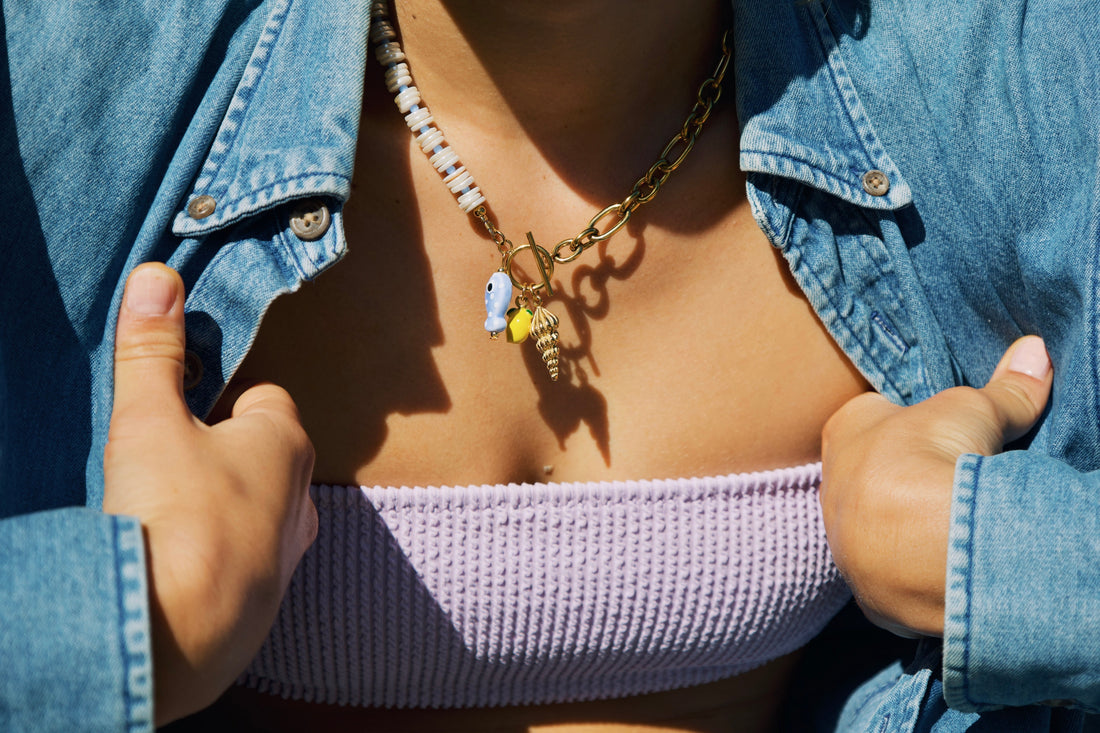 bijoux tendance 2026 porté par une modèle 