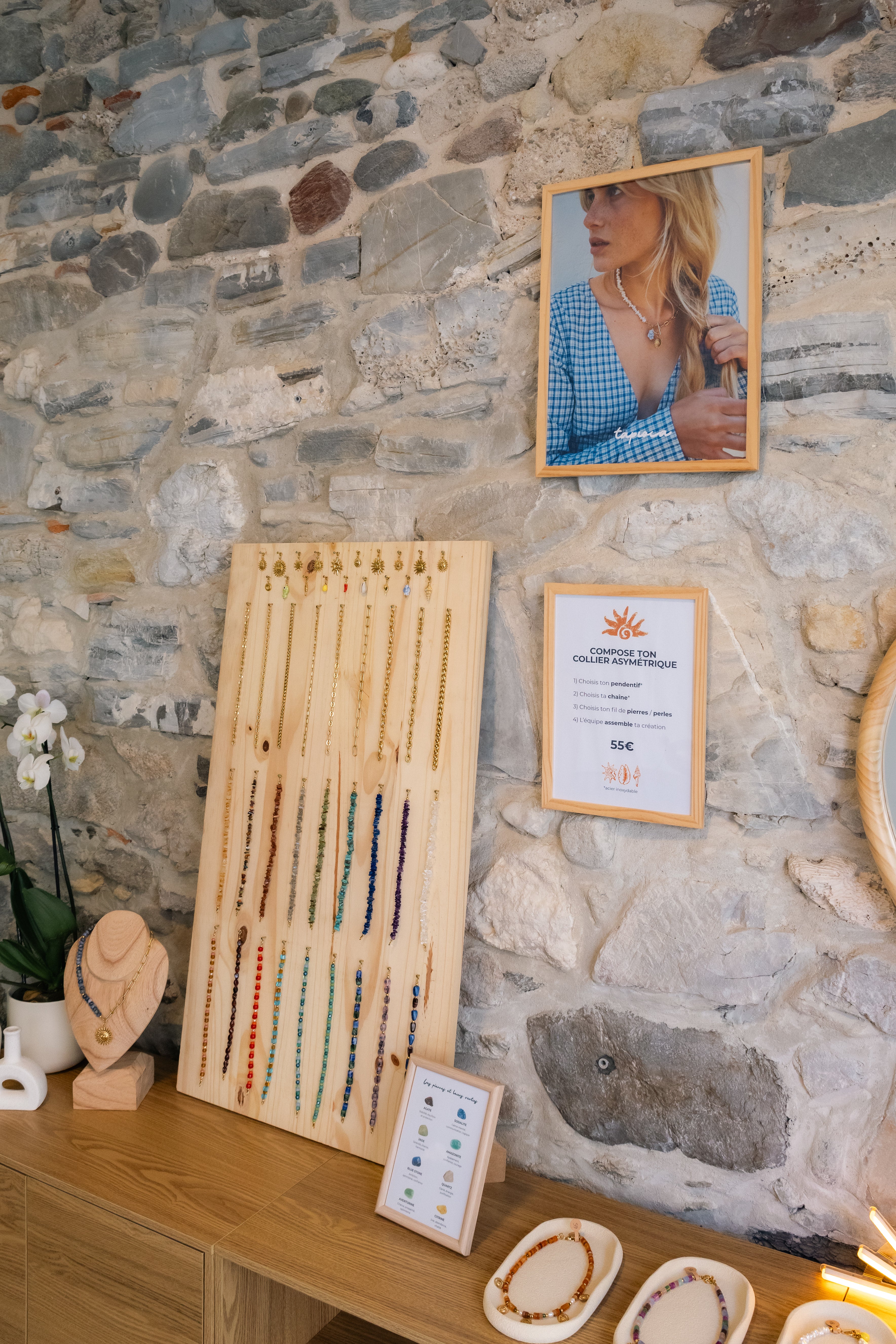 bar à bijoux dans la boutique tapioca bijoux vieux boucau pour personnaliser son collier