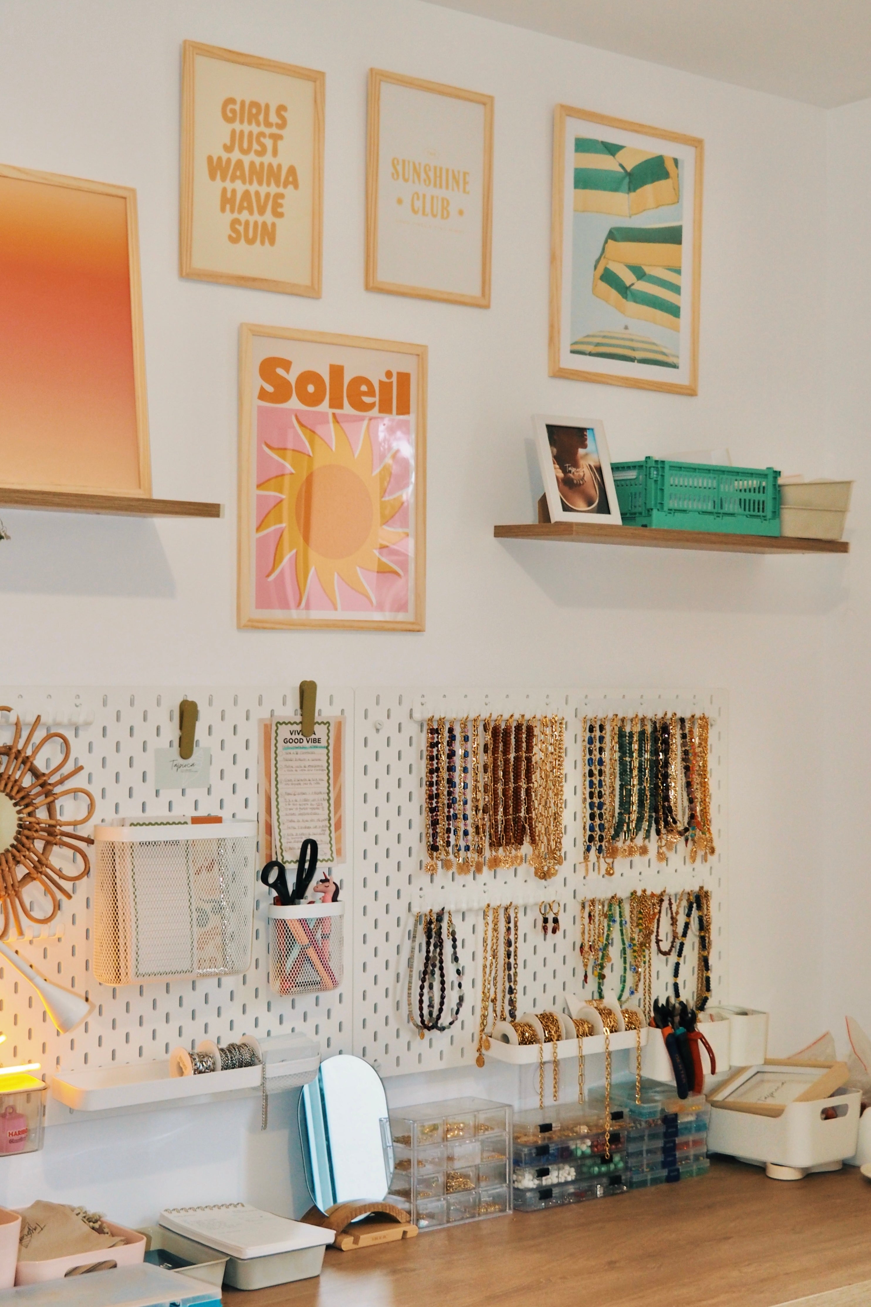 Bijoux faits main exposés dans l'atelier Tapioca Bijoux dans les Landes